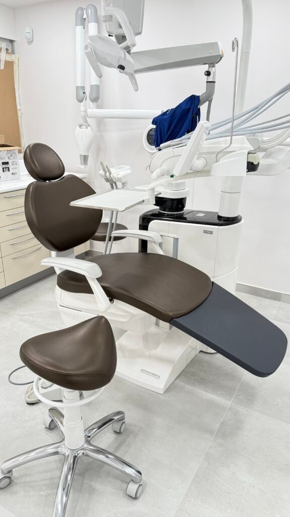 Instalación de sillón dental Castellini Area en clínica de Cataluña