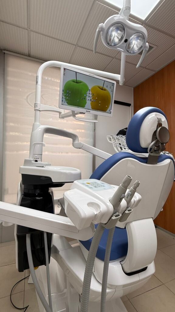 Instalación de sillón dental Castellini Skema 8 en clínica de Cataluña