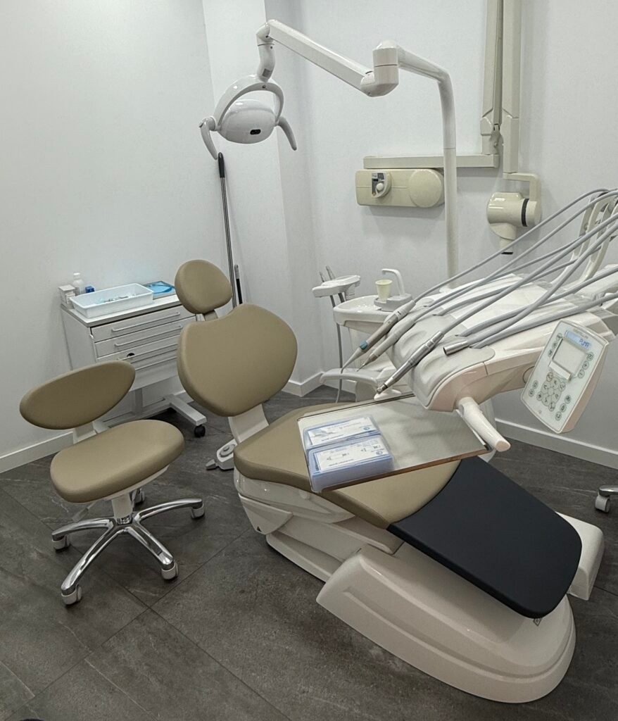 Instalación de sillón dental Castellini Puma ELI en clínica de Cataluña